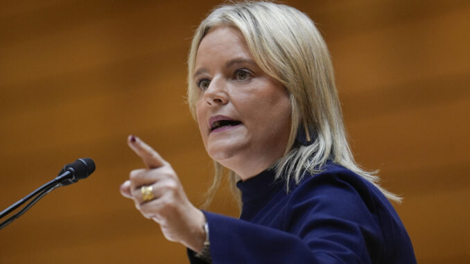 La senadora del PP Mari Mar Blanco al inicio del debate de la Ley sobre intercambio de información de antecedentes penales, este lunes en el Senado. EFE/Borja Sánchez-Trillo
