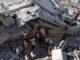 Palestinos recuperan un cadáver en el interior de un edificio destruído por bombardeos israelíes en Jan Yunis.EFE/EPA/Haitham Imad