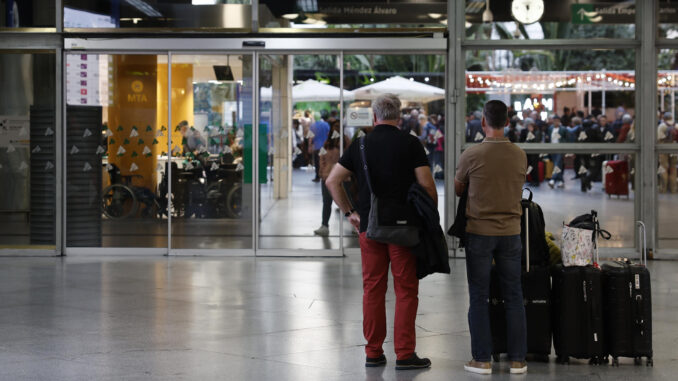 Imagen de archivo de la estación de ferrocarril Joaquín Sorolla en Valencia tras la suspensión de Renfe de diversos trenes entre Madrid, la Comunitat Valenciana y Murcia. EFE/ Kai Försterling
