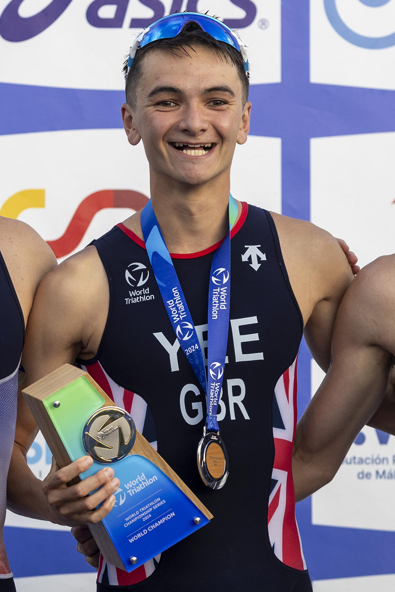 TORREMOLINOS (MÁLAGA), 20/10/2024.- El triatleta británico Alex Yee se ha proclamado campeón del mundo de triatlón tras quedar tercero en la última de las pruebas de las series mundiales en Torremolinos, este domingo. EFE/ Álvaro Cabrera
