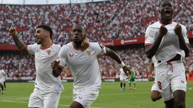 El centrocampista belga del Sevilla Dodi Lukebakio (c) celebra con sus compañeros su gol marcado de penalti durante el partido de la novena jornada de LaLiga que Sevilla FC y Real Betis, en una foto de archivo. EFE/Julio Muñoz
