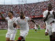 El centrocampista belga del Sevilla Dodi Lukebakio (c) celebra con sus compañeros su gol marcado de penalti durante el partido de la novena jornada de LaLiga que Sevilla FC y Real Betis, en una foto de archivo. EFE/Julio Muñoz