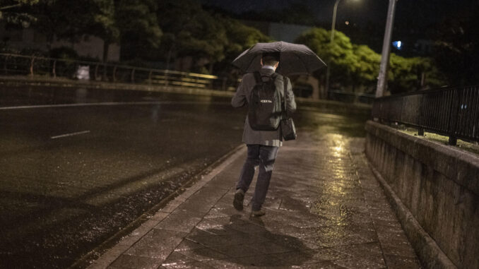 En la imagen, un hombre camina con un paraguas a primera hora de este miércoles en Ourense. EFE/Brais Lorenzo
