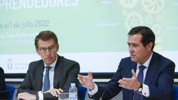 El presidente del PP, Alberto Núñez Feijoó (i), junto al presidente de la CEOE, Antonio Garamendi en una imagen de archivo. EFE/ Javier Lizon
