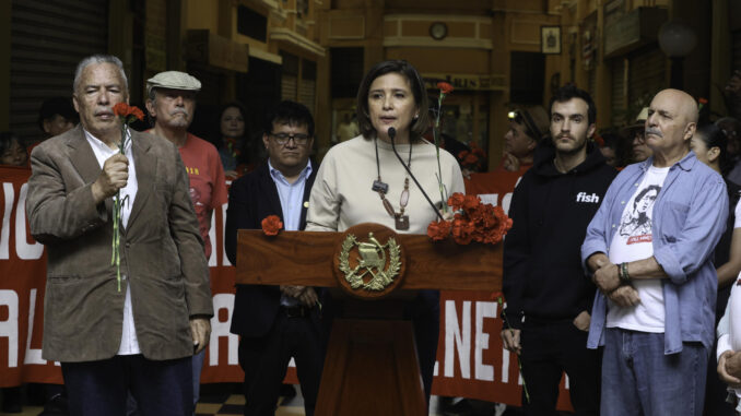 La vicepresidenta de Guatemala, Karin Herrera, habla durante un acto de rectificación de disculpas publicas por parte del Estado de Guatemala, por el asesinato del lider estudiantil Oliverio Castañeda de León, este domingo, en la ciudad de Guatemala (Guatemala). El Gobierno de Guatemala ratificó el pedido de perdón a la familia del líder estudiantil Oliverio Castañeda de León, asesinado a balazos en 1978 por miembros del Estado durante el conflicto armado interno (1960-1996) en el país centroamericano. EFE/ Mariano Macz.
