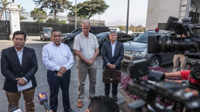 Fotografía de archivo del 30 de marzo de 2024 del presidente del Consejo de Ministros de Perú, Gustavo Adrianzén (2-i), mientras da declaraciones a periodistas acompañado por otros ministros, afuera del Palacio de Gobierno de Perú en Lima (Perú). EFE/ Stringer
