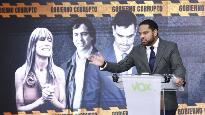 El secretario de Organización de Vox, Ignacio Garriga, durante la rueda de prensa celebrada este lunes en la sede del partido en Madrid. EFE/ Rodrigo Jiménez
