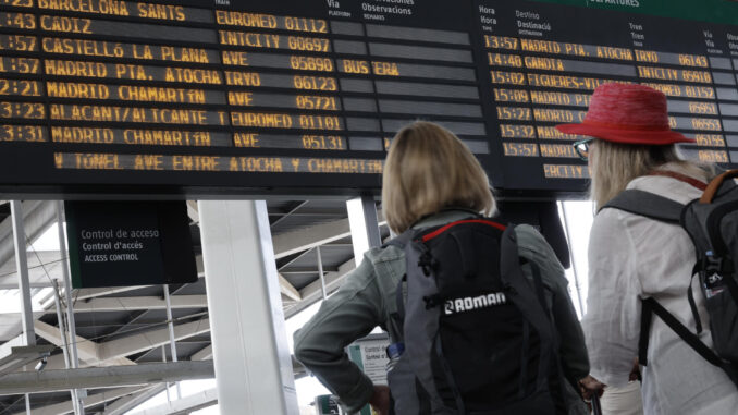 Estación de ferrocarril Joaquín Sorolla en Valencia este domingo. Renfe ha suprimido este domingo diversos trenes entre Madrid, la Comunitat Valenciana y Murcia debido a una incidencia con un tren sin pasajeros ocurrida ayer sábado en el túnel de alta velocidad que une las estaciones madrileñas de Atocha y Chamartín. EFE/ Kai Försterling
