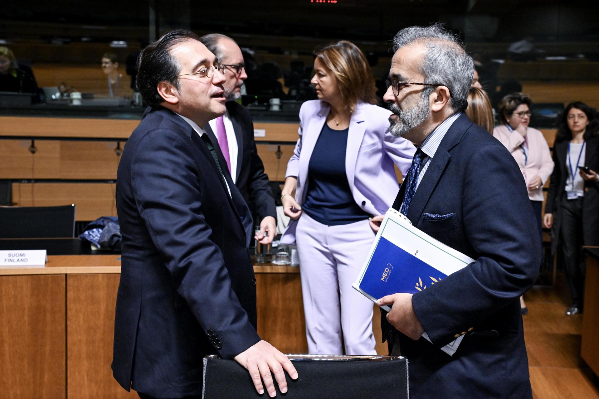 El ministro de Asuntos Exteriores español, José Manuel Albares (izq.), habla con el ministro de Asuntos Exteriores portugués, Paulo Rangel (der.), al inicio del Consejo Europeo de Asuntos Exteriores en la ciudad de Luxemburgo, Luxemburgo, el 14 de octubre de 2024. El Consejo de Asuntos Exteriores de octubre está presidido por el alto responsable de la política exterior de la UE, Josep Borrell. (Luxemburgo, Luxemburgo) EFE/EPA/CONSEJO EUROPEO FOLLETO SOLO USO EDITORIAL/NO VENTAFOLLETO SOLO USO EDITORIAL/NO VENTA
