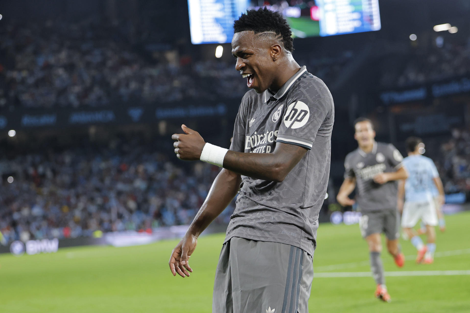 El delantero del Real Madrid Vinicius Junior celebra tras marcar el segundo gol ante el Celta, durante el partido de la décima jornada de LaLiga EA Sports que Celta de Vigo y Real Madrid disputaron en el estadio de Balaídos. EFE/Lavandeira
