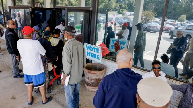 Personas esperan en una larga fila para emitir su voto durante el primer día de Votación Anticipada para las elecciones presidenciales de EE.UU. en Decatur, Georgia (EE.UU.). EFE/EPA/ERIK S. LESSER
