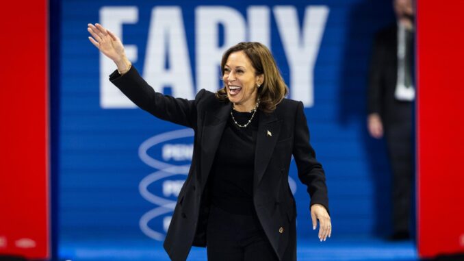 La vicepresidenta estadounidense y actual candidata presidencial demócrata, Kamala Harris, en un mitin de campaña en Harrisburg, Pensilvania, EE.UU., el 30 de octubre de 2024. EFE/EPA/JIM LO SCALZO
