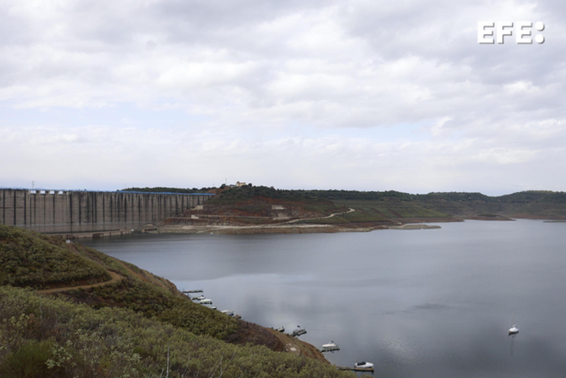 Estado que presenta este lunes el pantano de la Breña en la localidad cordobesa de Almodóvar del Río. Los embalses de la cuenca del Guadalquivir han sido los más beneficiados de la lluvia del fin de semana y ayer habían registrado ya un incremento de hasta 30 hectómetros cúbicos. La mejor noticia de todas es que sigue lloviendo. EFE/Salas
