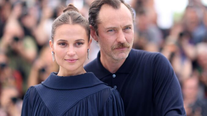 Alicia Vikander y Jude Law durante la presentación de ‘La última reina’ (‘Firebrand’) en Cannes. EFE/EPA/MOHAMMED BADRA
