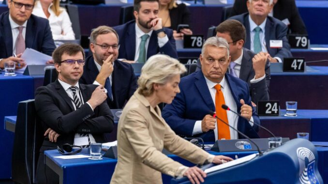 El primer ministro húngaro, Viktor Orban (d), observa mientras la presidenta de la Comisión Europea, Ursula von der Leyen (c), interviene en el pleno para la presentación del programa de actividades de la Presidencia húngara en el Parlamento Europeo en Estrasburgo, Francia, el 9 de octubre de 2024. EFE/EPA/CHRISTOPHE PETIT TESSON
