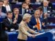 El primer ministro húngaro, Viktor Orban (d), observa mientras la presidenta de la Comisión Europea, Ursula von der Leyen (c), interviene en el pleno para la presentación del programa de actividades de la Presidencia húngara en el Parlamento Europeo en Estrasburgo, Francia, el 9 de octubre de 2024. EFE/EPA/CHRISTOPHE PETIT TESSON