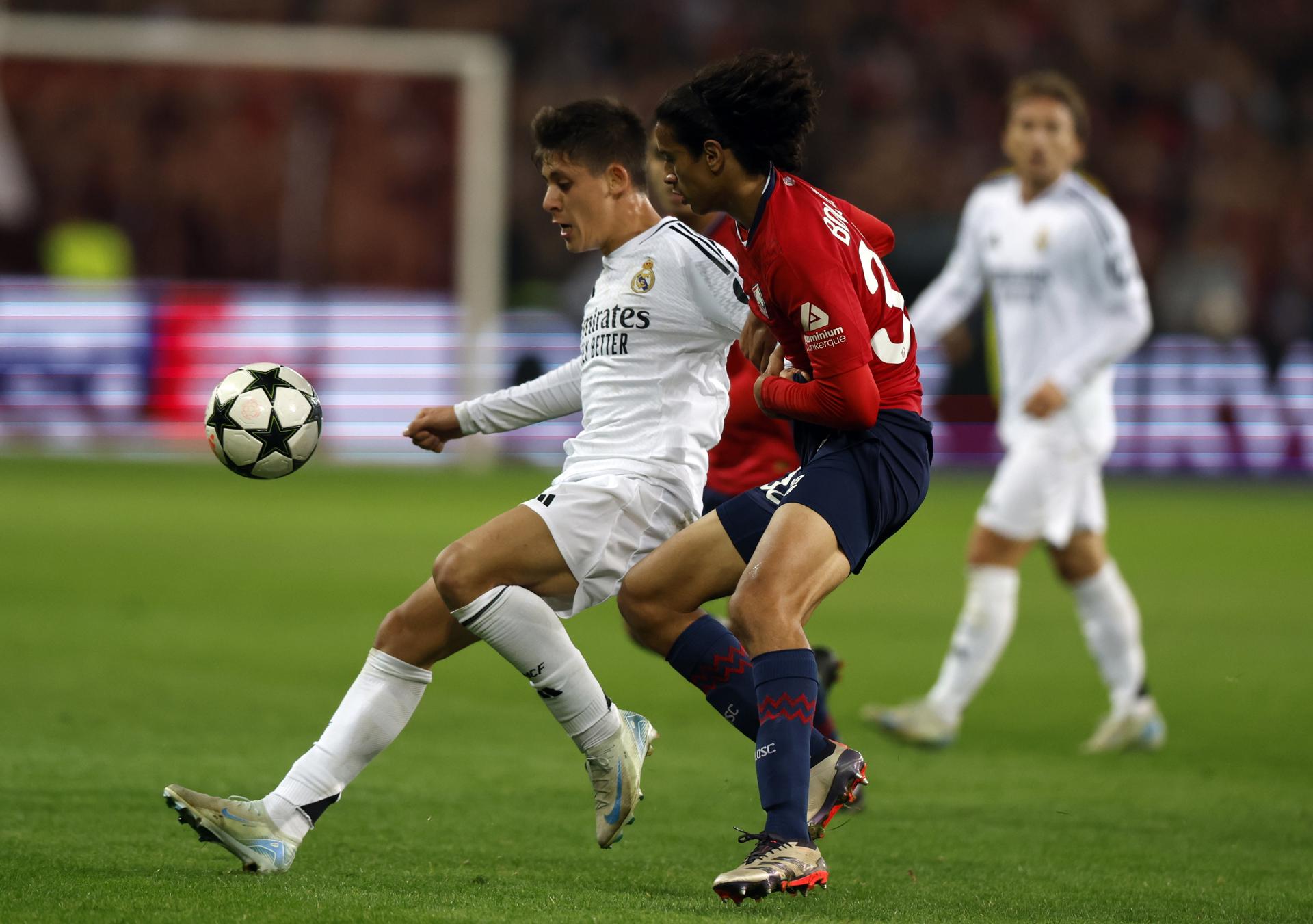 Ayyoub Bouaddi (d) defiende la jugada ante Arda Guler en Lille,Francia. EFE/EPA/MOHAMMED BADRA
