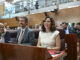 La presidenta de la Comunidad de Madrid, Isabel Díaz Ayuso (d) toma asiento al inicio del pleno de la Asamblea de Madrid celebrado este jueves. EFE/ Fernando Villar