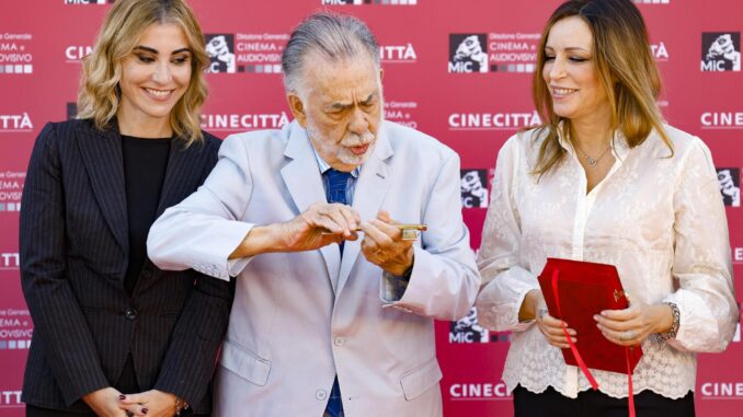 (De izquierda a derecha) La directora general de Cinecitta, Manuela Cacciamani, el director de cine estadounidense Francis Ford Coppola y la subsecretaria del Ministerio de Cultura, Lucia Borgonzoni, durante la inauguración de una calle dedicada a Coppola y la entrega de las llaves de los estudios Cinecitta, en Roma, Italia, el 14 de octubre de 2024. La última película de Coppola, 'Megalopolis', se estrenará el 14 de octubre en el marco de la preapertura del Festival de Cine de Roma que se celebrará del 16 al 27 de octubre de 2024. (Cine, Italia, Roma) EFE/EPA/FABIO FRUSTAC
