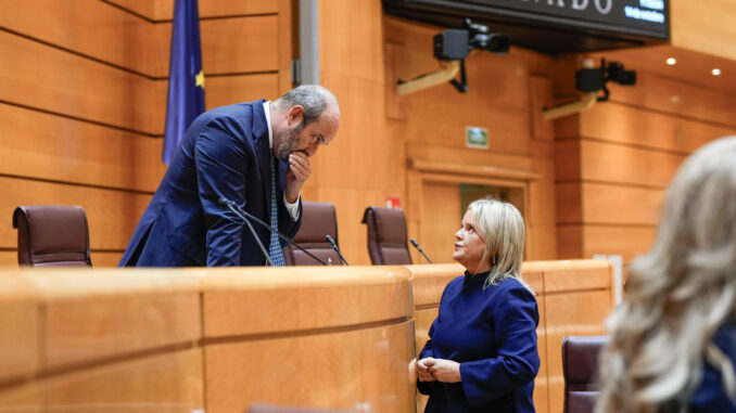 El presidente del Senado, Pedro Rollán, conversa con la diputada popular María del Mar Blanco tras la votación en contra del pleno a la ley de antecedentes penales que permite conmutar penas de prisión en otros países a varios etarras, que entiende ese rechazo por mayoría absoluta como un veto y por ello la devuelve al Congreso. EFE/Borja Sánchez-Trillo
