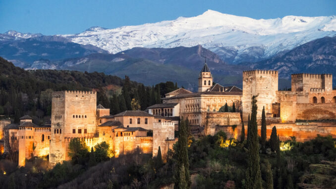 Imagen de archivo de la Alhambra de Granada, con Sierra Nevada al fondo. EFE/Miguel Ángel Molina
