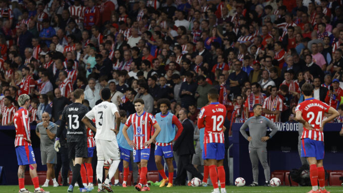 Jugadores del Atlético y del Real Madrid durante el parón en el partido de la LaLiga EA Sports que Atlético de Madrid y Real Madrid disputaron en el estadio Civitas Metropolitano. EFE/JJ Guillén
