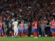 Jugadores del Atlético y del Real Madrid durante el parón en el partido de la LaLiga EA Sports que Atlético de Madrid y Real Madrid disputaron en el estadio Civitas Metropolitano. EFE/JJ Guillén