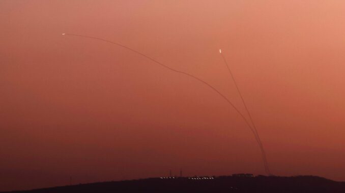 Fotografía de misiles del sistema de defensa aérea israelí Cúpula de Hierro disparados para interceptar proyectiles lanzados desde el sur del Líbano sobre Galilea, en el norte de Israel, el 14 de octubre de 2024. EFE/EPA/Atef Safadi
