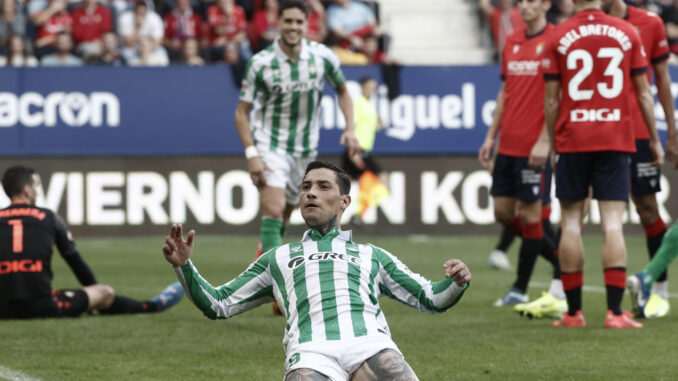 El delantero argentino del Betis Chimy Ávila celebra tras anotar durante el encuentro correspondiente a la décima jornada de LaLiga entre el Osasuna y el Betis en El Sadar, Pamplona, Navarra, este sábado. EFE/ Jesús Diges
