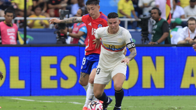 James Rodríguez (d) disputa el balón con el chileno Rodrigo Echeverría este martes, en un partido de las eliminatorias sudamericanas al Mundial de 2026, en el estadio Metropolitano de Barranquilla, Colombia. EFE/ Ricardo Maldonado Rozo
