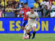 James Rodríguez (d) disputa el balón con el chileno Rodrigo Echeverría este martes, en un partido de las eliminatorias sudamericanas al Mundial de 2026, en el estadio Metropolitano de Barranquilla, Colombia. EFE/ Ricardo Maldonado Rozo