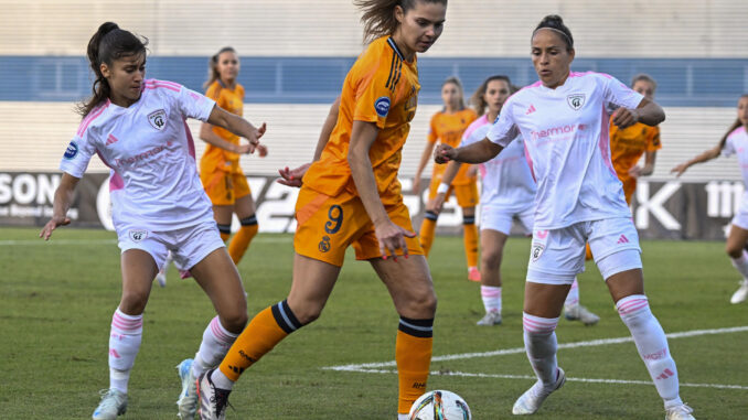 La delantera danesa Signe Bruun (c) del Real Madrid este domingo, durante un partido de LaLiga F, entre Madrid CFF y el Real Madrid, en el estadio Fernando Torres de Fuenlabrada (Comunidad de Madrid). EFE/ Víctor Lerena
