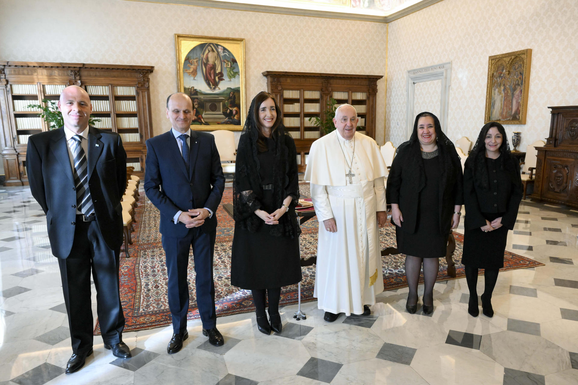 El papa Francisco recibe este lunes a la vicepresidenta de Argentina, Victoria Villarruel (3i), en una audiencia privada en el Vaticano. EFE/ Vatican Media/Mario Tomassetti /SOLO USO EDITORIAL/SOLO DISPONIBLE PARA ILUSTRAR LA NOTICIA QUE ACOMPAÑA (CRÉDITO OBLIGATORIO)
