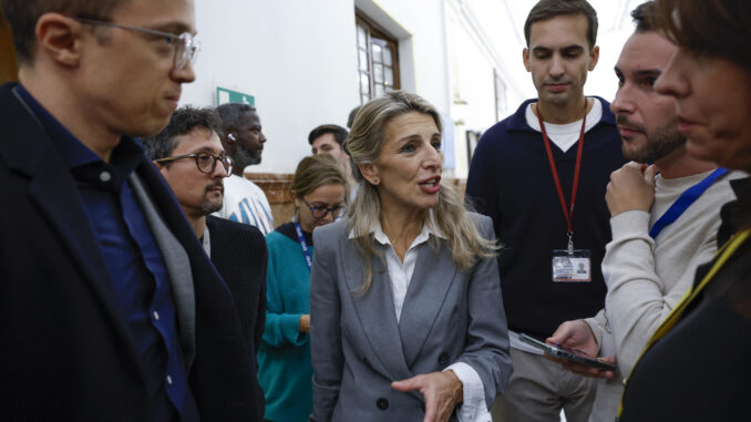 MADRID, 16/10/2024.- La vicepresidenta segunda del Gobierno y ministra de Trabajo, Yolanda Díaz (c), atiende a la prensa en la sesión de control al Ejecutivo celebrada este miércoles en el Congreso. EFE/ Chema Moya
