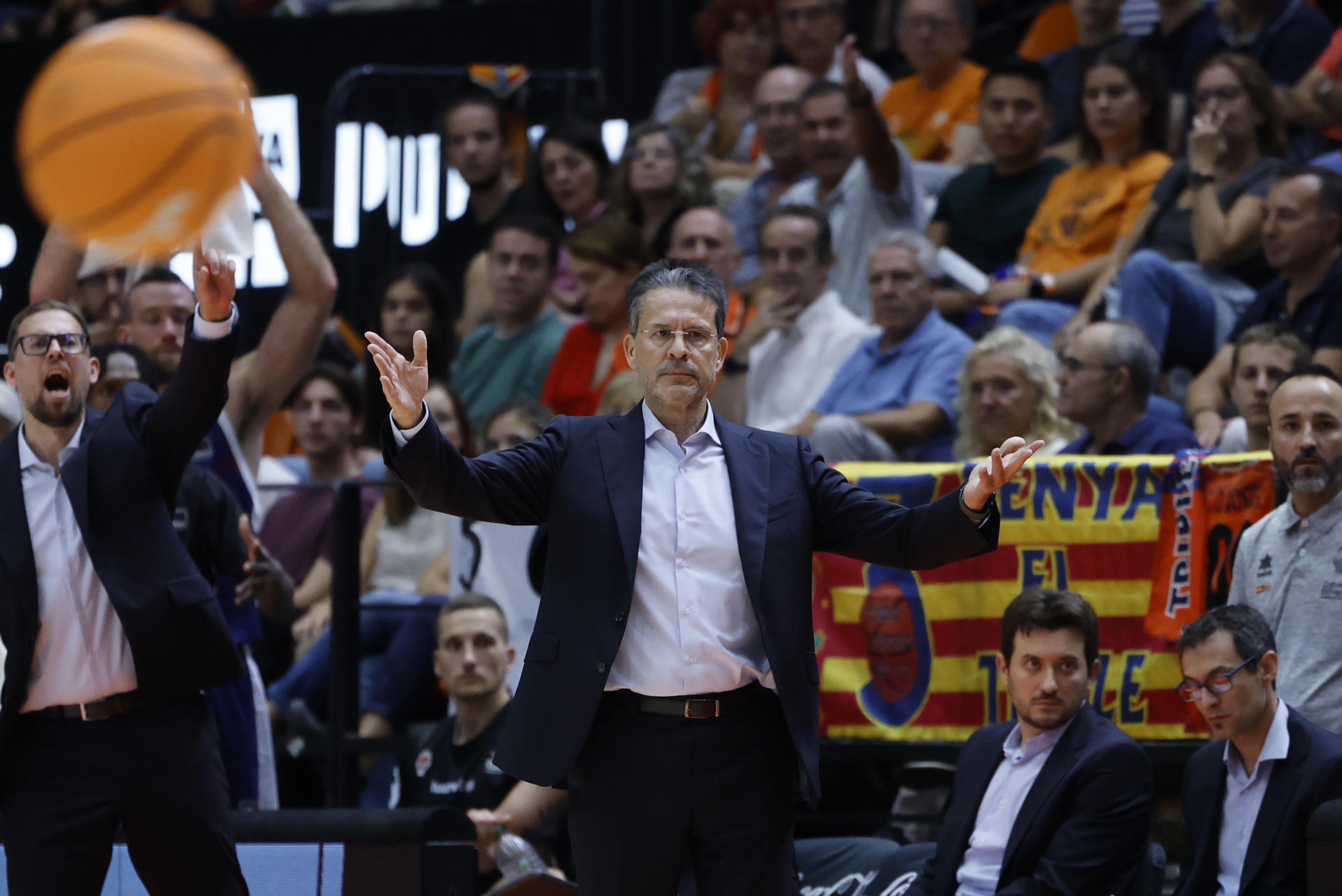 El entrenador del Valencia Basket Pedro Martínez durante el encuentro de Liga ACB que Valencia Basket y Joventut de Badalona en La Fuente de San Luis. EFE/Ana Escobar
