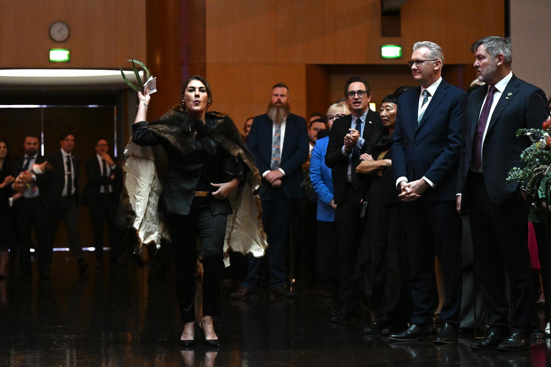 La senadora australiana Lidia Thorpe (izq.) interrumpe los procedimientos mientras el rey Carlos III de Gran Bretaña y la reina Camila asisten a una recepción parlamentaria organizada por el primer ministro australiano, Anthony Albanese, y su pareja, Jodie Jaydon, en la Casa del Parlamento en Canberra, Australia, el 21 de octubre de 2024. EFE/EPA/LUKAS COCH AUSTRALIA AND NEW ZEALAND OUT
