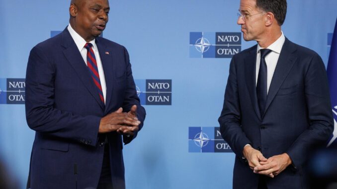 El Secretario de Defensa de Estados Unidos, Lloyd J. Austin III (izq.), y el Secretario General de la OTAN, Mark Rutte, se dirigen a una conferencia de prensa conjunta durante el Consejo de Ministros de Defensa de la Organización del Tratado del Atlántico Norte (OTAN) en la sede de la OTAN en Bruselas, Bélgica, el 17 de octubre de 2024. Los ministros de Defensa aliados se reunirán en Bruselas los días 17 y 18 de octubre de 2024. (Bélgica, Bruselas) EFE/EPA/OLIVIER MATTHYS
