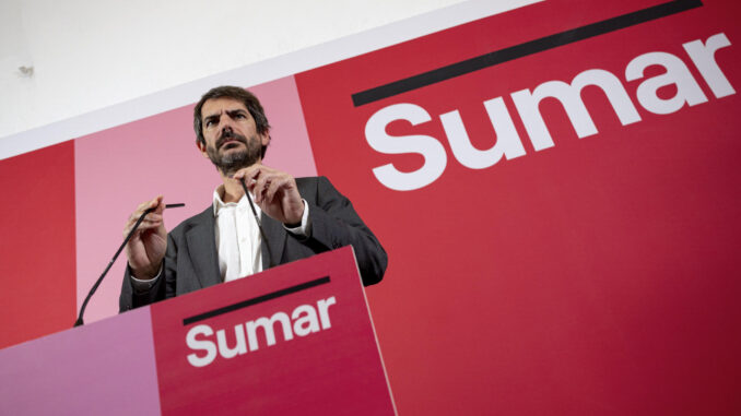 El portavoz de Sumar y ministro de Cultura, Ernest Urtasun durante la rueda de prensa que ha ofrecido este lunes en la sede de la formación, en Madrid. EFE/ Daniel Gonzalez
