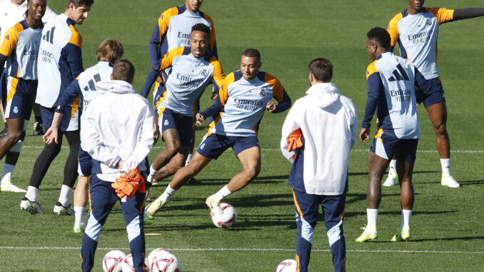 Los jugadores del Real Madrid durante el entrenamiento del equipo en la Ciudad Deportiva de Valdebebas este viernes, para preparar su enfrentamiento liguero ante el Celta de mañana. EFE/Juan Carlos Hidalgo
