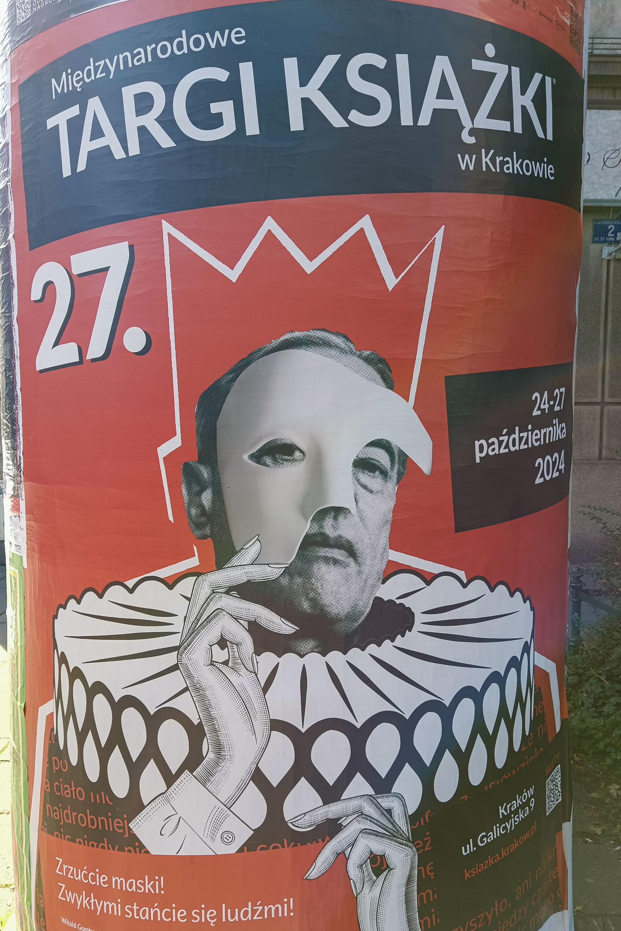 La ciudad polaca de Cracovia celebra el Festival Literario Conrad, en el que se espera más de 800 autores, entre ellos Olga Tokarczuk, Szczepan Twardoch y Karl Ove Knausgard y que tiene lugar bajo el lema "quitaos la máscara y sed personas normales. En la imagen, vista de cartel en un kiosco del centro de Cracovia (sur de Polonia), anunciando la 27 edición de la Feria Internacional del Libro, a celebrar entre el 24 y el 27 de octubre de 2024. EFE/ Miguel Ángel Gayo Macías
