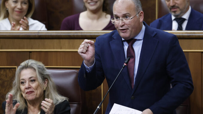 El portavoz parlamentario del PP, Miguel Tellado, interviene en la sesión de control al Gobierno que este miércoles se celebra en el Congreso. EFE/ Chema Moya
