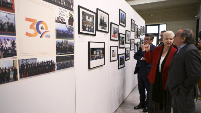 Los representante permanentes ante la Organización de los Estados Americanos (OEA), Luz Baños, de México, y Luis Vargas, de Colombia, visitan la exposición 'Cumbre de las Américas: 30 años en imágenes' inaugurada este viernes en la sede de la Organización de los Estados Americanos (OEA) en Washington (EE. UU). EFE/Lenin Nolly
