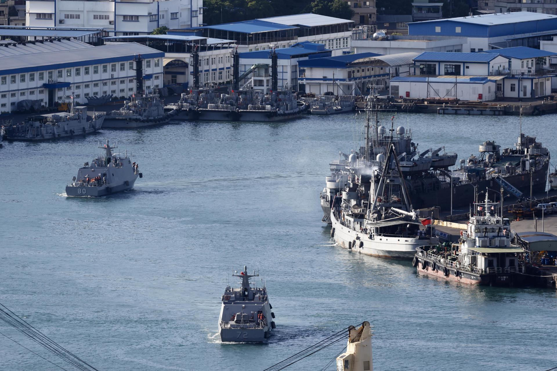 Barcos de la Armada de Taiwán maniobran este lunes en el puerto militar de la ciudad de Keelung, Taiwán. El Ejército Popular de Liberación de China anunció hoy los ejercicios militares "Joint Sword-2024B" alrededor de Taiwán. EFE/EPA/RITCHIE B. TONGO
