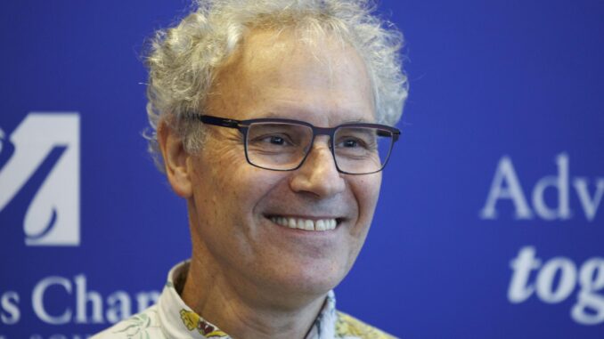 Victor Robert Ambros, co-ganador del Premio Nobel otorgado en Fisiología o Medicina por su trabajo en el descubrimiento de MicroRNA, durante una conferencia de prensa en la Escuela de Medicina Chan de UMass en Worcester, Massachusetts, EE.UU., este 7 de octubre de 2024. EFE/EPA/CJ Gunther
