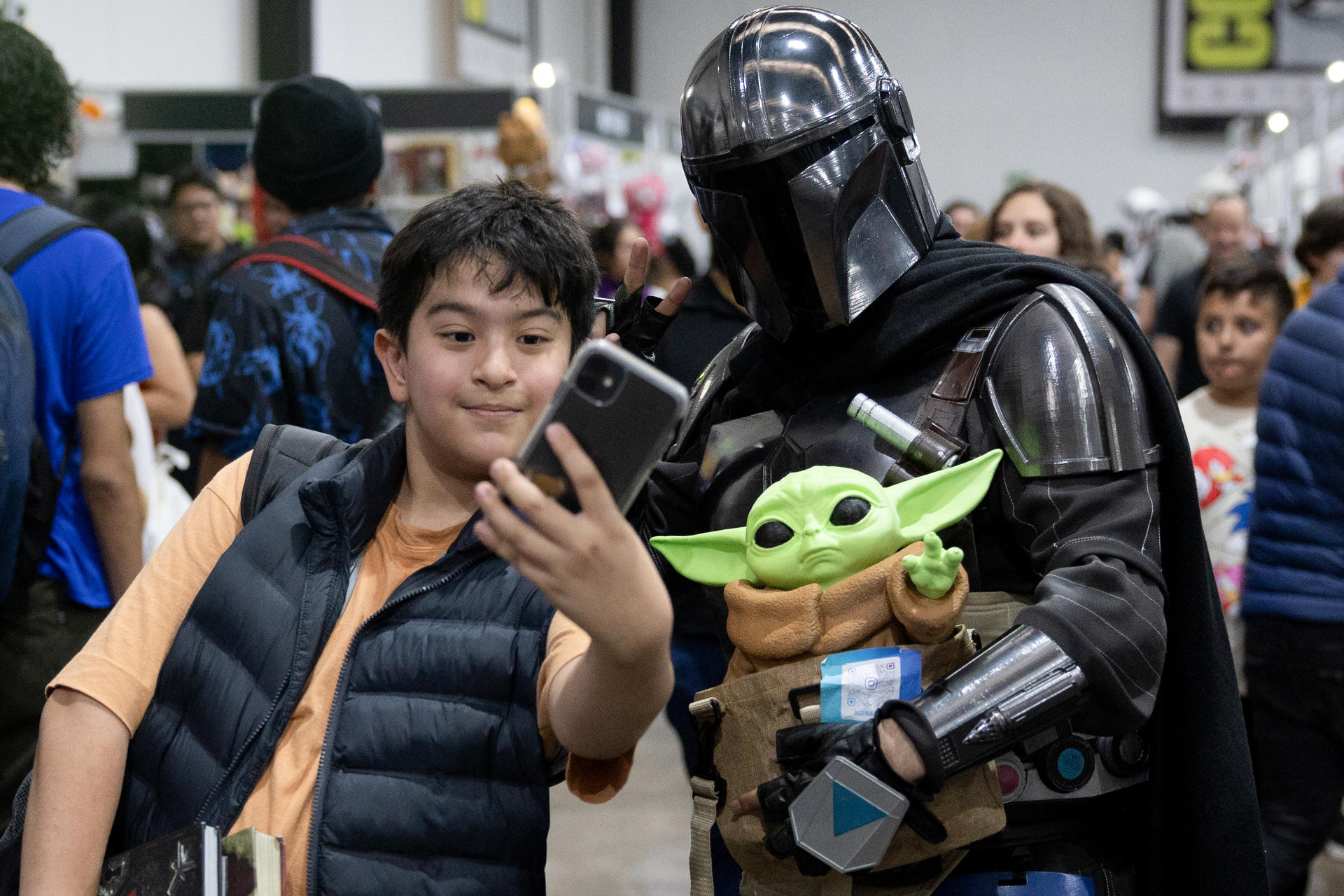 Una persona disfrazada de Mandalorian se toma una foto con un seguidor durante la 'Comic-Con' este sábado, en Ciudad de Guatemala (Guatemala). EFE/ David Toro
