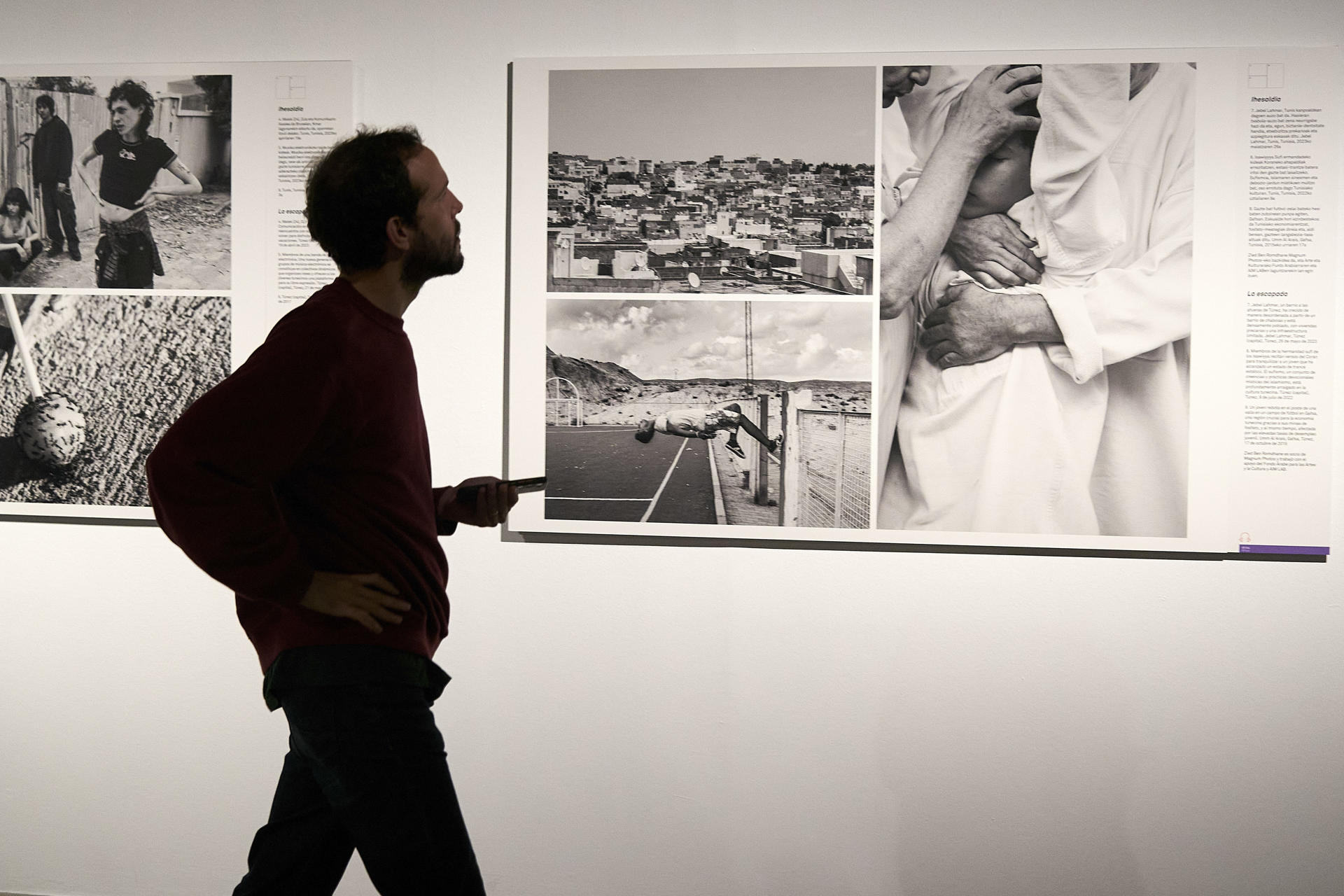 Un visitante observa varias de las imágenes que componen la exposición de World Press Photo 2024, que este jueves se presenta en la capital alavesa. EFE / L. Rico EFE / L. Rico
