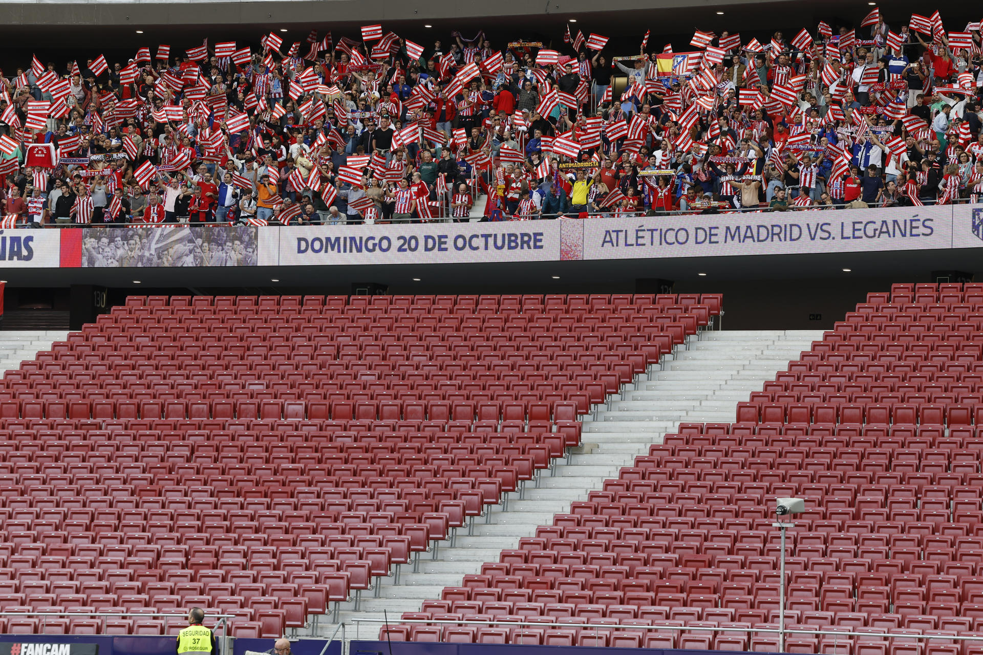 Grada del fondo sur bajo vacía durante el partido de la décima jornada de LaLiga EA Sports que Atlético de Madrid y CD Leganés disputan este domingo en el estadio Metropolitano. EFE/Chema Moya
