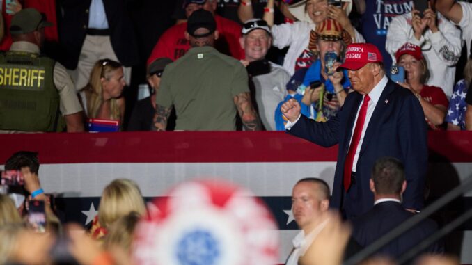 Fotografía del 12 de octubre de 2024 en donde se ve al expresidente estadounidense (2017-2021) Donald Trump, y actual candidato presidencial republicano, durante un mitin electoral en Coachella, California. EFE/ALLISON DINNER
