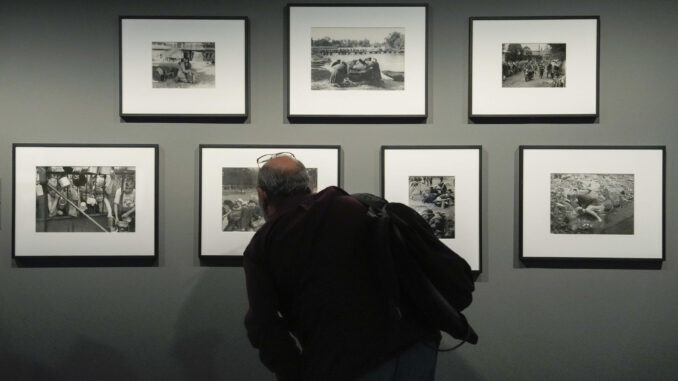 El centro KBr de la Fundación Mapfre en Barcelona recorre en la exposición 'Watch! Watch! Watch!' la variada obra del artista, cineasta, antropólogo y fotógrafo francés Henri Cartier-Bresson, a través de 250 fotografías, que dan testimonio de la historia del siglo XX. EFE/Enric Fontcuberta
