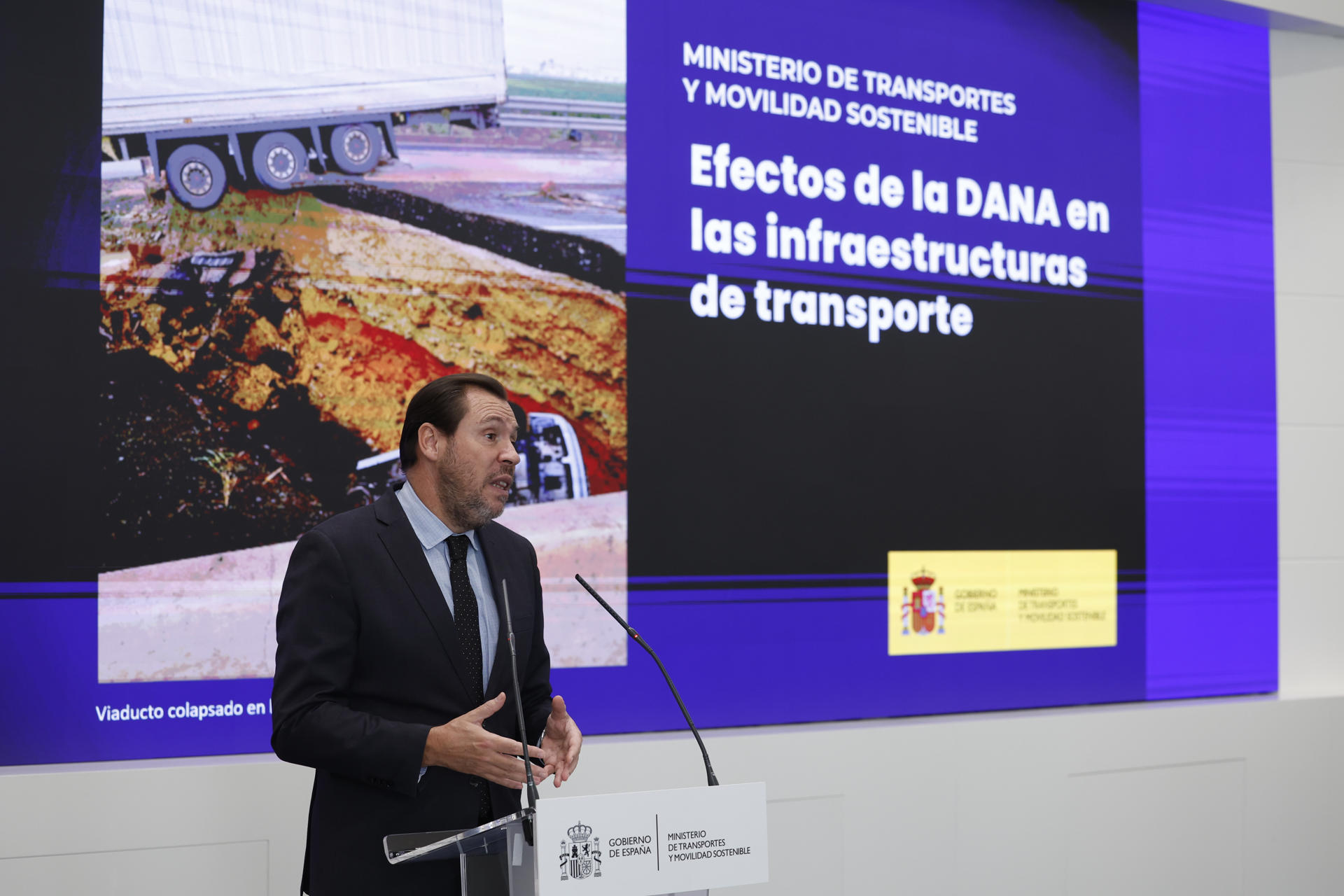 El ministro de Transportes y Movilidad Sostenible, Óscar Puente, explica este viernes las medidas adoptadas durante una rueda de prensa celebrada en el Ministerio de Transportes. EFE/ Javier Lizón
